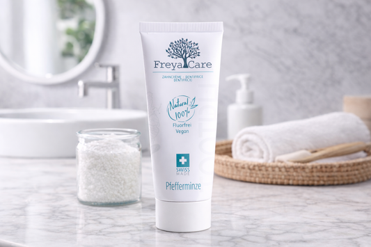 freyacare-fluoridfreie-zahnpasta-badezimmer-marmor.jpg